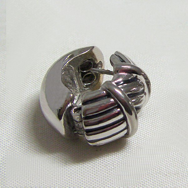 (e1278)Round earrings in silver form smooth and streaked.